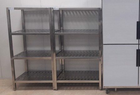 Giá phẳng inox 4 tầng đục lỗ cho khách sạn 7